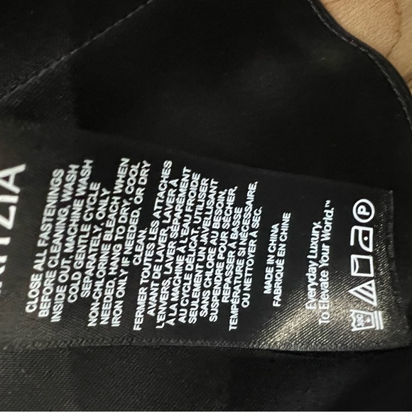 Aritzia Canapé satin peplum neck  Sleek Black Sleeveless Top small - Picture 12 of 15